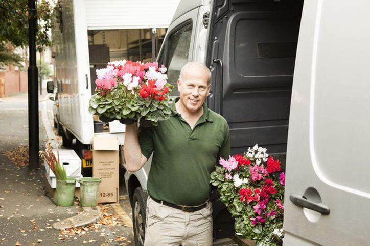 Mężczyzna z kwiatami w dłoniach